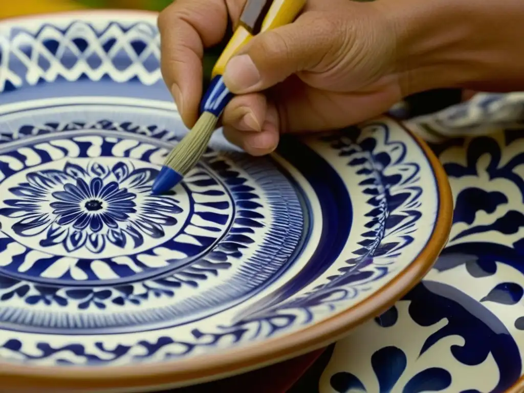 Un artesano pintando a mano detalles en un plato de cerámica Talavera, resaltando la historia, cultura y tradición de esta artesanía mexicana