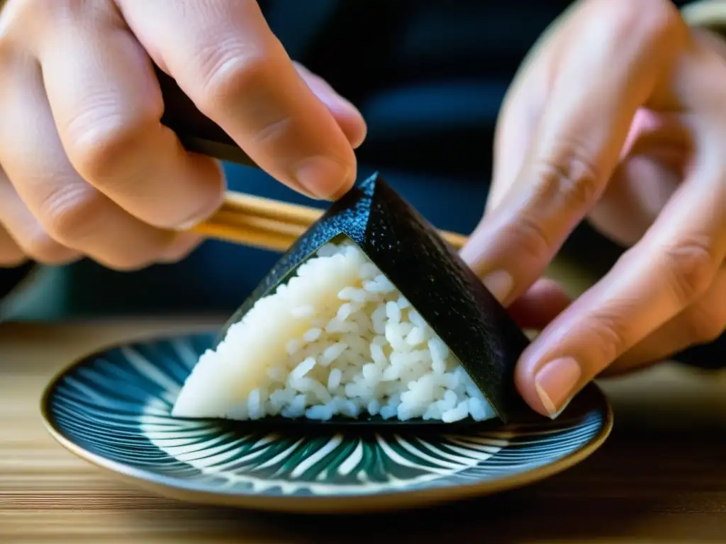 Detalle de manos de artesano formando un onigiri, destacando la historia del onigiri tradicional con su técnica precisa y gran detalle