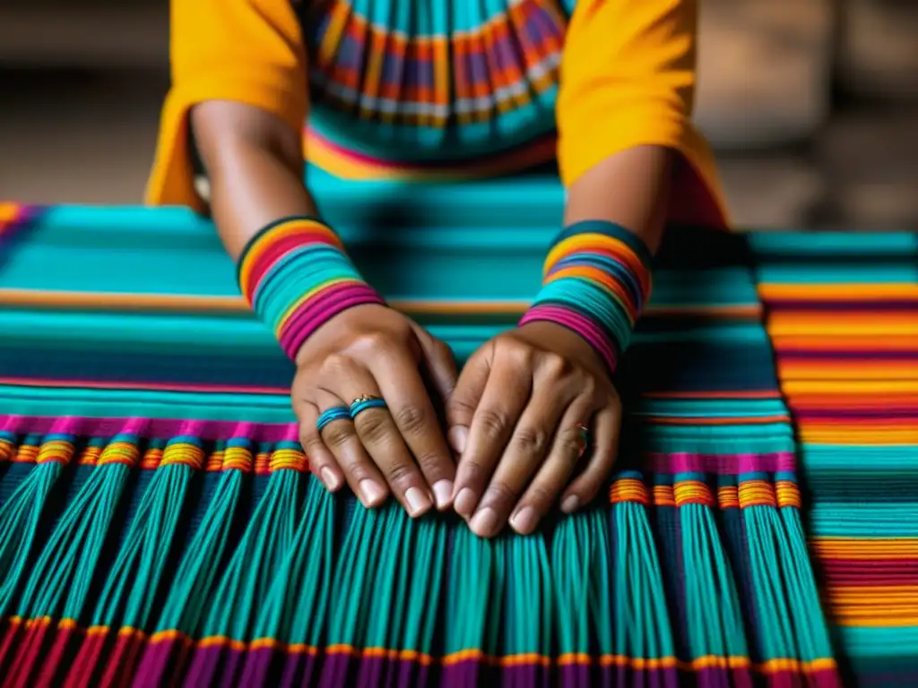 Detalle de manos de mujer Maya tejiendo hilos coloridos en un patrón textil, reflejando la artesanía Maya