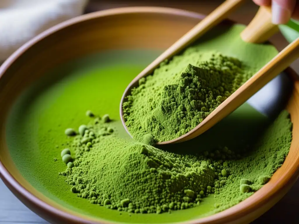 Detalle de matcha verde cerniéndose en un cuenco de cerámica, evocando tranquilidad