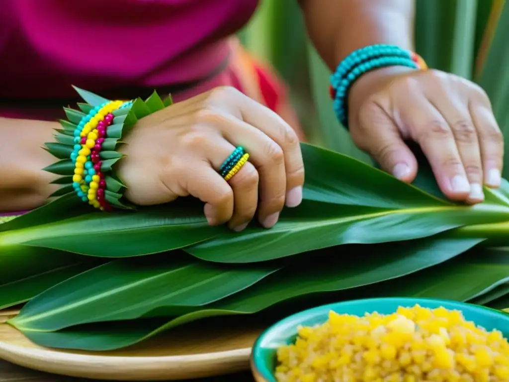 Unas manos hábiles envuelven carne en hoja de maguey, mostrando la tradición culinaria azteca de preparar mixiotes